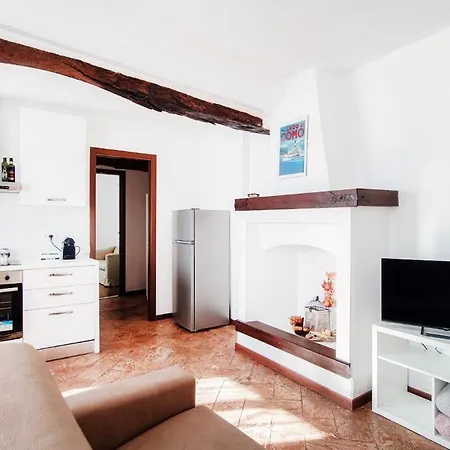 Apartamento Design With Historic Beams Cotto Lombardo Como