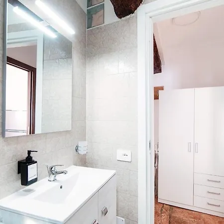 Apartamento Design With Historic Beams Cotto Lombardo