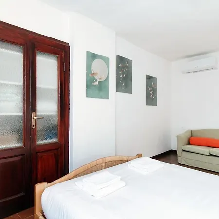Apartamento Design With Historic Beams Cotto Lombardo