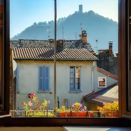 Apartamento Design With Historic Beams Cotto Lombardo
