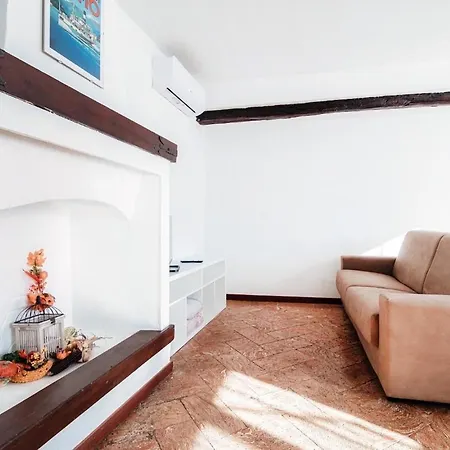 Apartamento Design With Historic Beams Cotto Lombardo