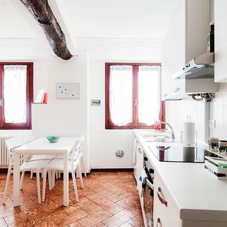 Apartamento Design With Historic Beams Cotto Lombardo Como