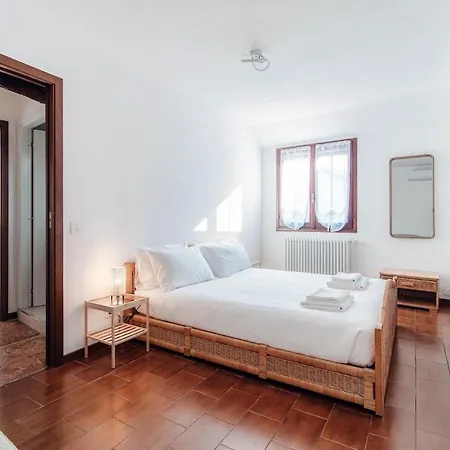 Design With Historic Beams Cotto Lombardo Apartamento Como